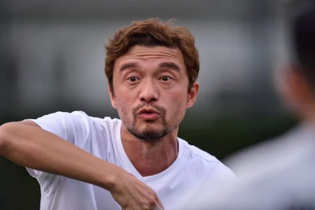 浓妆艳抹的大婶