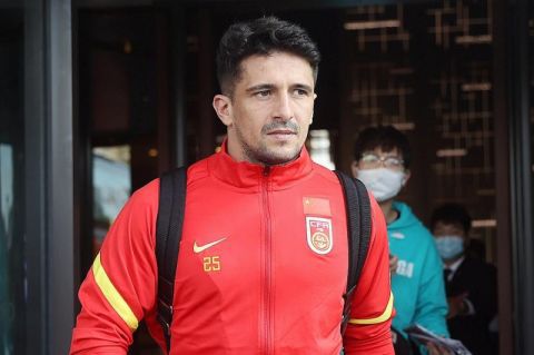 他掀开裙子把舌头伸进去gif