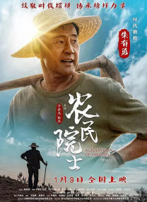 瀑布下的中年妇女